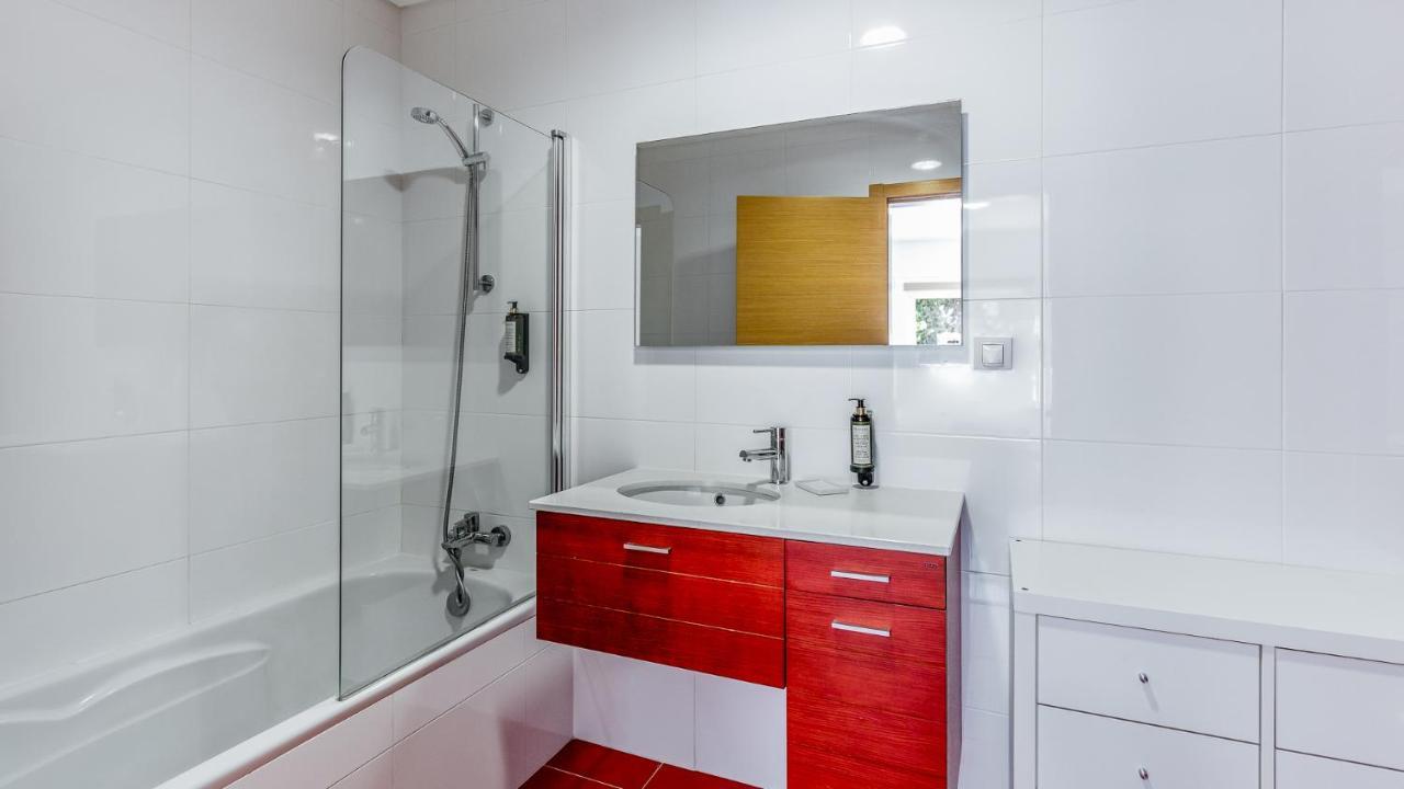 Luminous 2 Bdr Apartment W/Pool By Lovelystay อัลบูเฟรา ภายนอก รูปภาพ