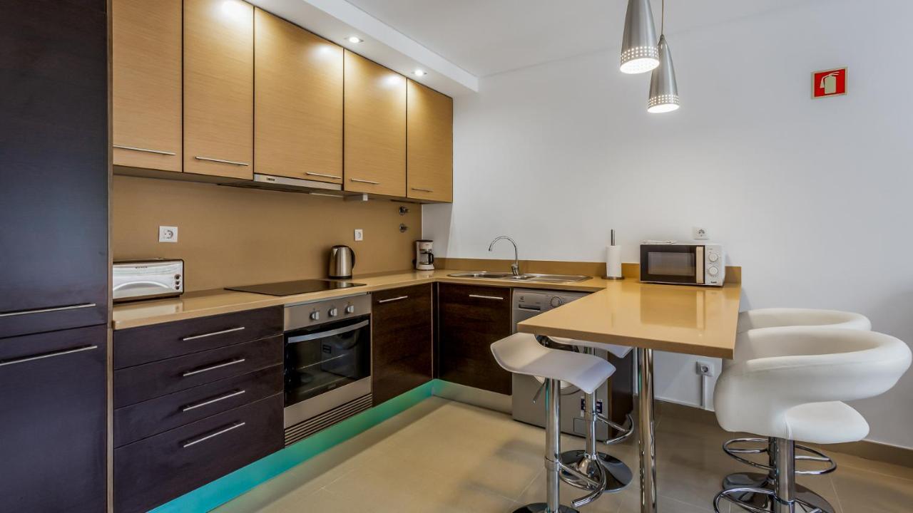 Luminous 2 Bdr Apartment W/Pool By Lovelystay อัลบูเฟรา ภายนอก รูปภาพ